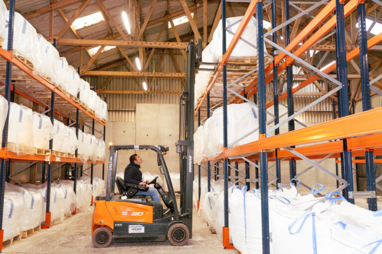 Stockage en rack avec chariot élévateur